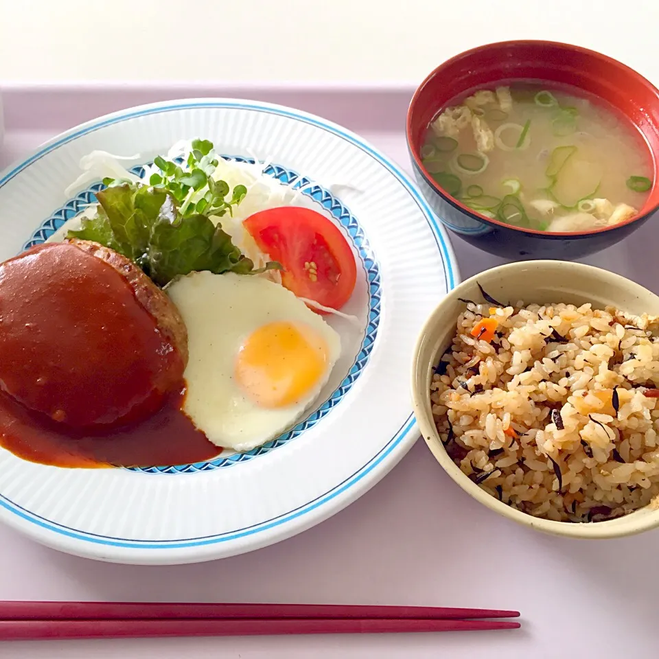 チーズイン鶏ハンバーグ、ひじきご飯(小)、さつま汁|maixx ใหม่さん