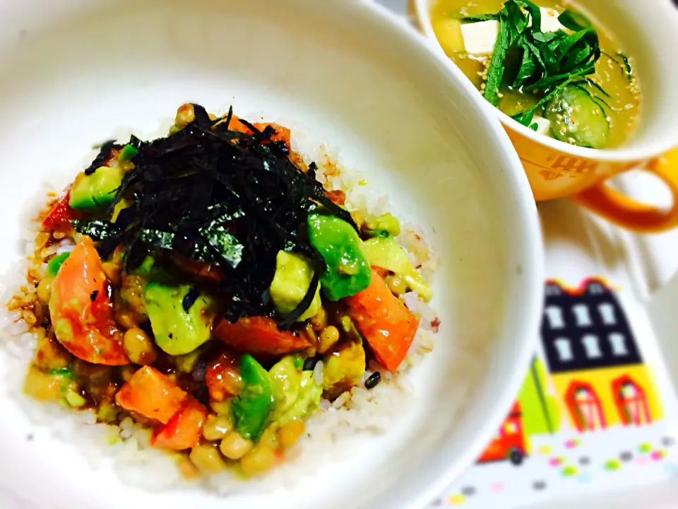 アボガド納豆のネバ丼、胡瓜と豆腐の冷や汁🍴|ちょきさん