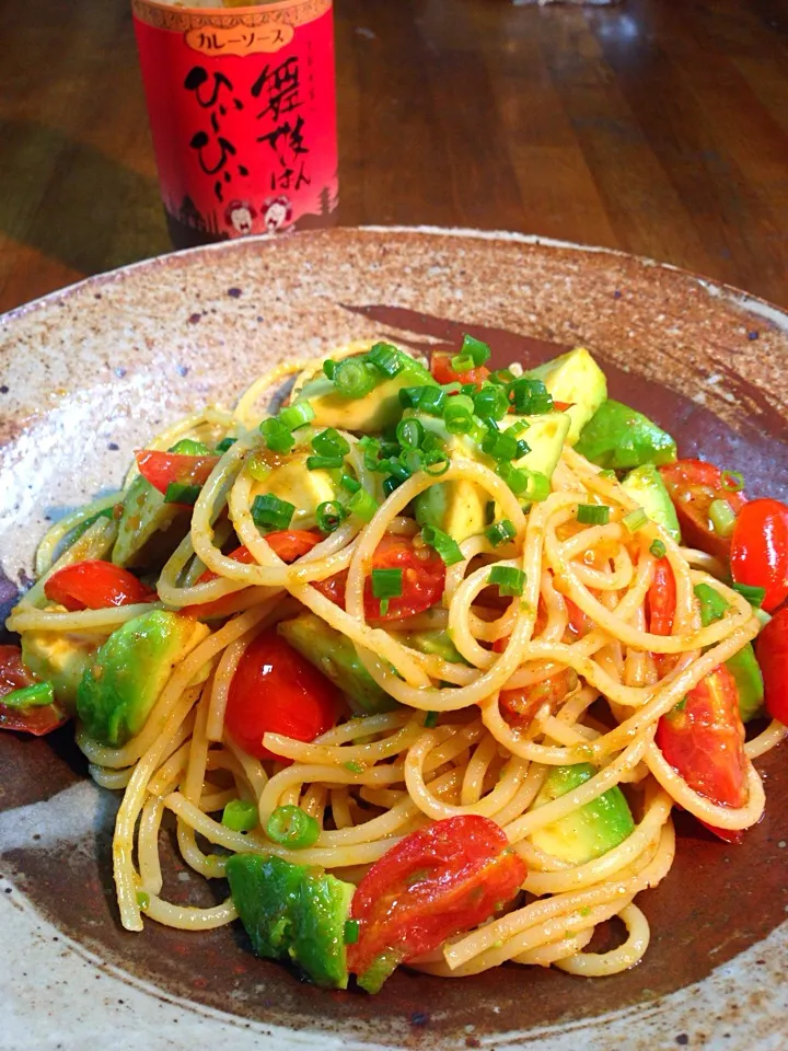 「舞妓はんひぃ〜ひぃ〜」のカレーソース味のトマトとアボカドのパスタ🍝|ちなみんさん