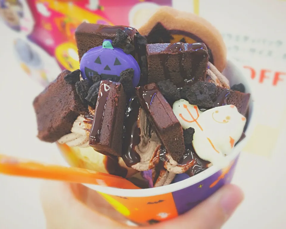 Snapdishの料理写真:【31】ハロウィンサンデー チョコレートクランチ （キャラメルリボン•コットンキャンディ）|INISHIACHIBUさん