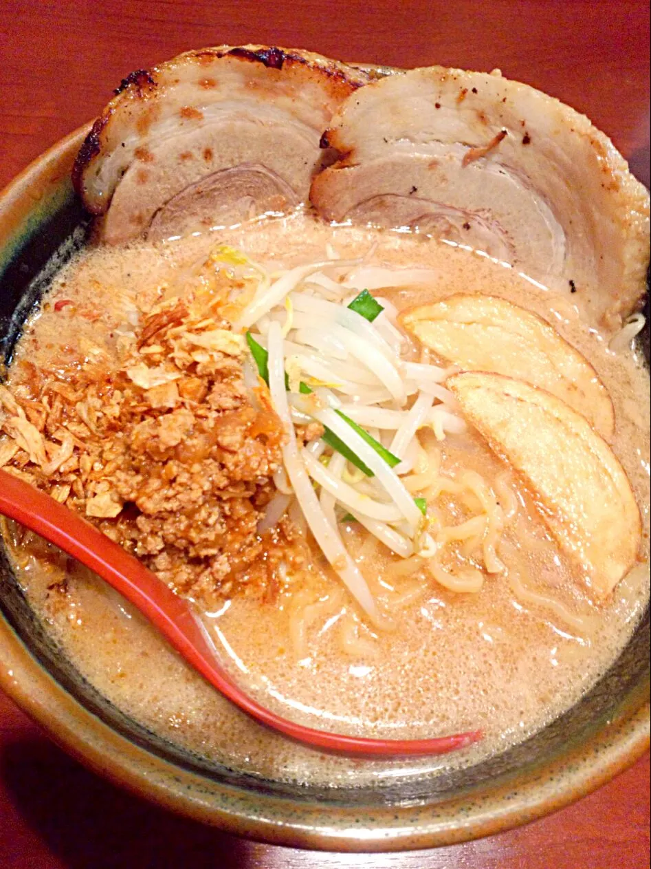 Snapdishの料理写真:北海道味噌ラーメン炙りチャーシュー２枚のせ♡10/15|ちび太さん