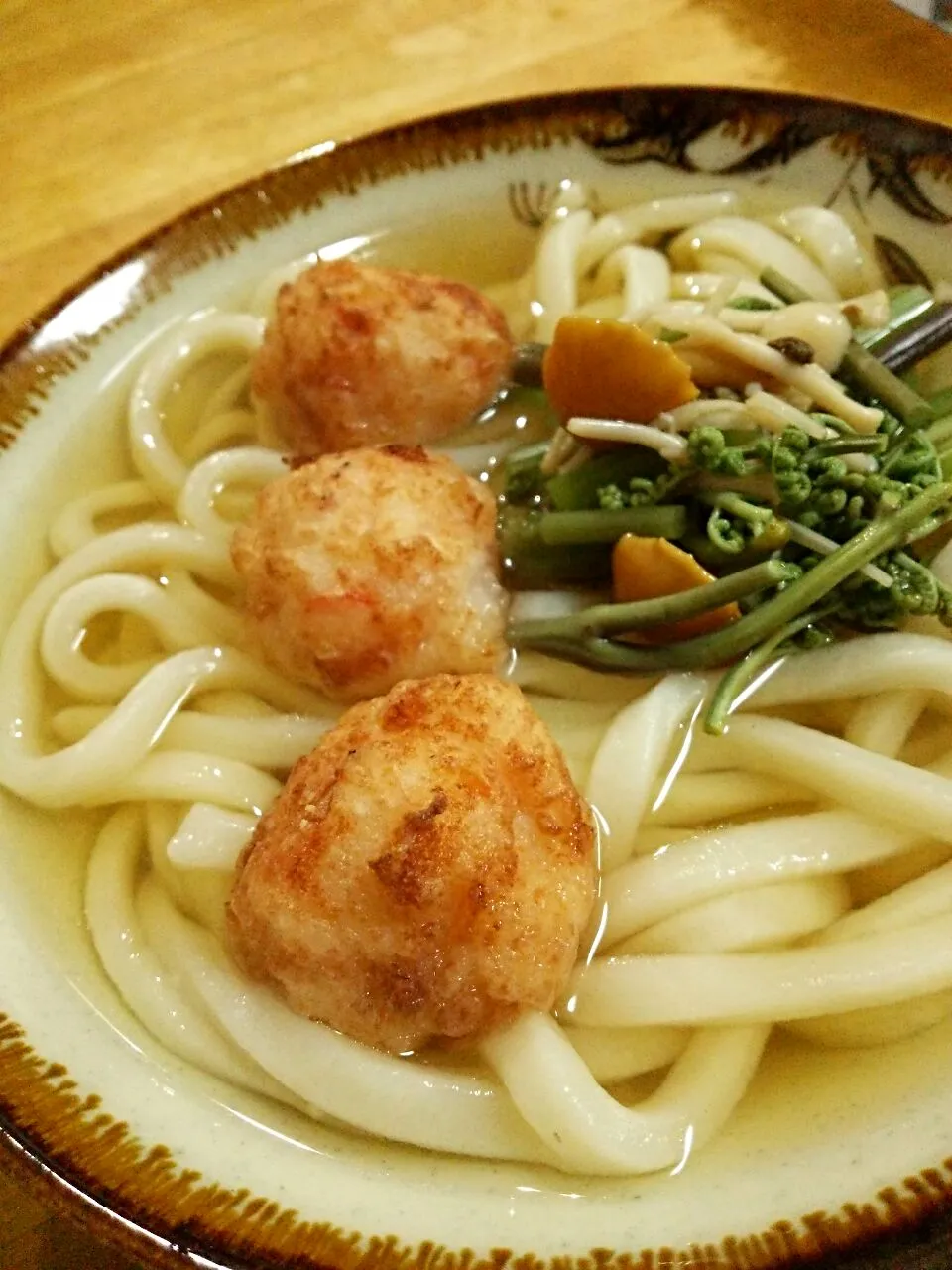 海老蟹のふわふわしんじょうと山菜のうどん|徳之島トトロンヌさん