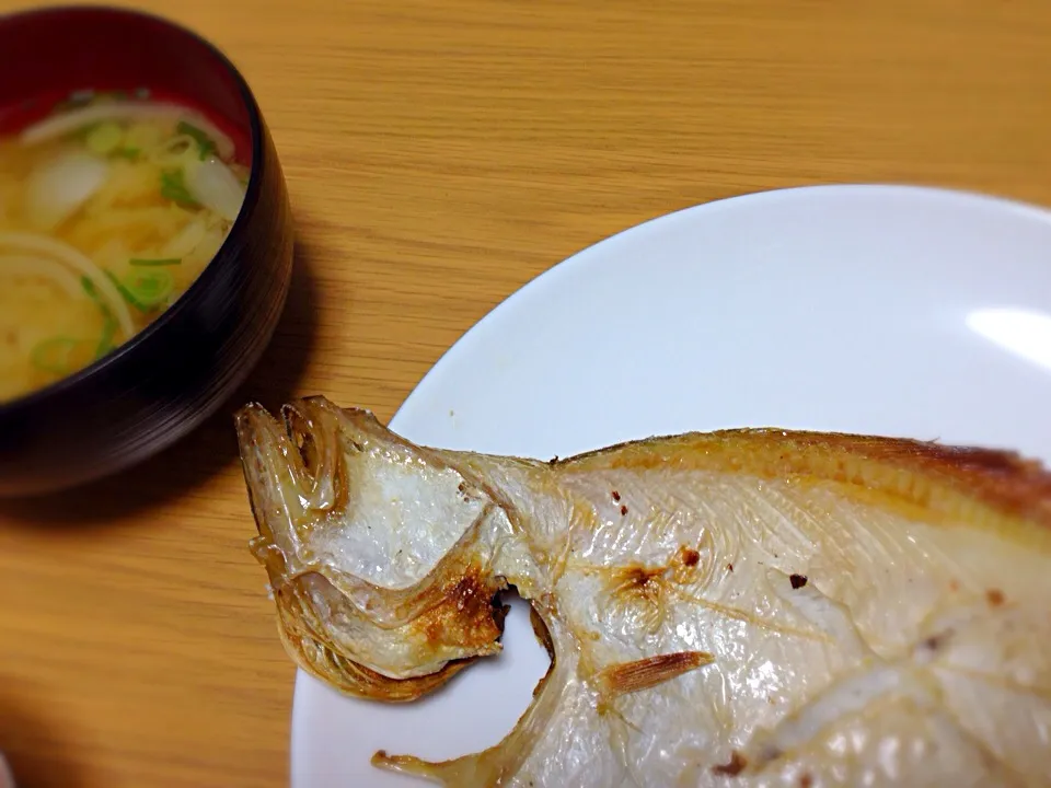 10/15晩ご飯(カレイ塩焼き、玉ねぎの味噌汁)|みほさん