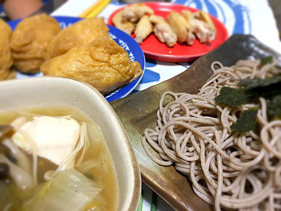 具沢山スープの温ったか汁でつけ蕎麦。手羽焼き鶏。稲荷。|もじゅさん