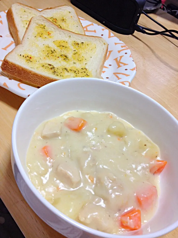 Chicken cream stew w/garlic toast bread.|Mio Abeさん