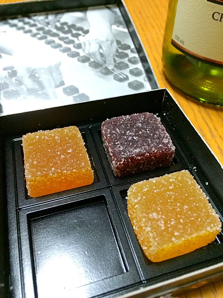 エアフランスでもらった高級なグミのようなお菓子。まわりは甘いけど中は酸味が効いてる。Michel Cluizelというラベルが貼ってある|土屋幸治さん