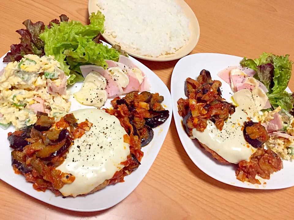 なすとベーコンもトマト煮込み🍅チーズハンバーグ💓🍴⭐️、オクラと炒り卵のサラダ、モッツァレラチーズとハムのオリーブオイルがけ(*^_^*)|湊叶ママさん