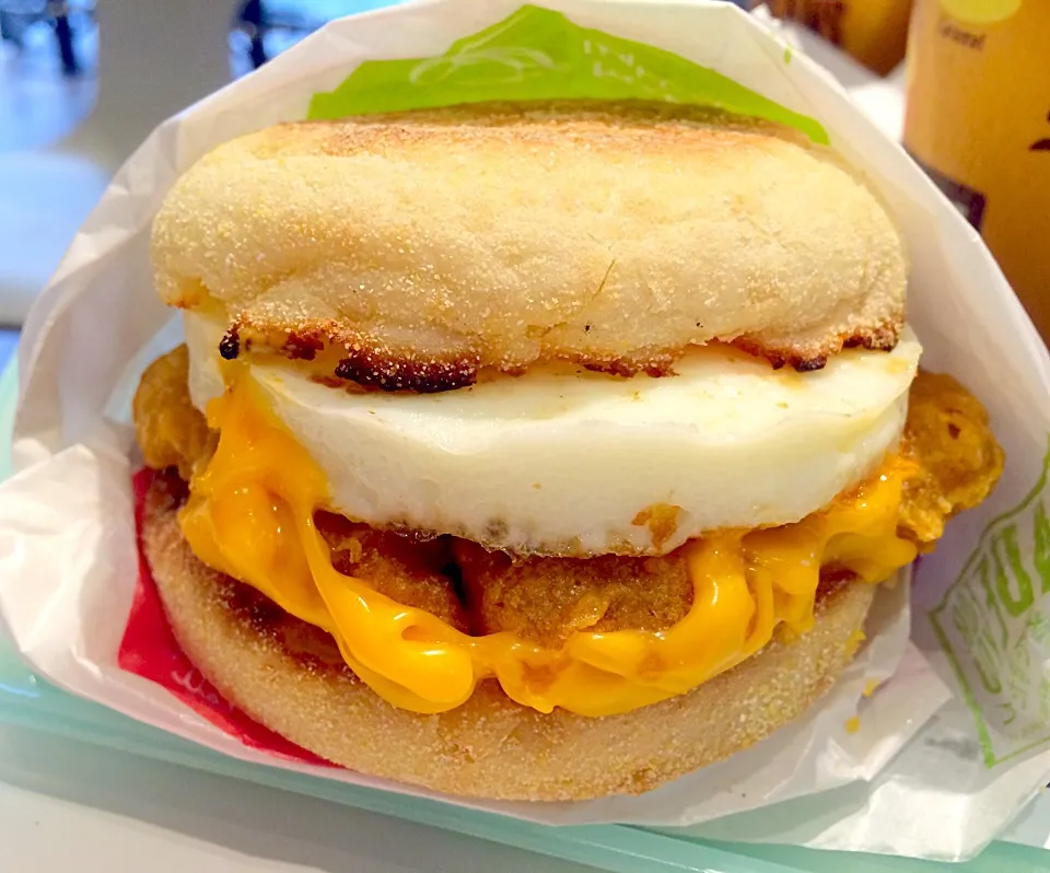 Snapdishの料理写真:Egg & Chicken Burger 🍔✨|Liezlさん