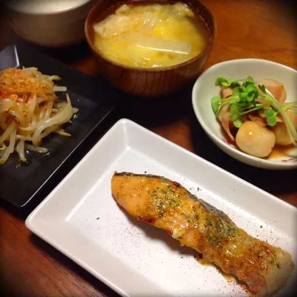 今日の夜ごはんは秋鮭のマヨ味噌焼き☺︎|カイちゃん☆さん