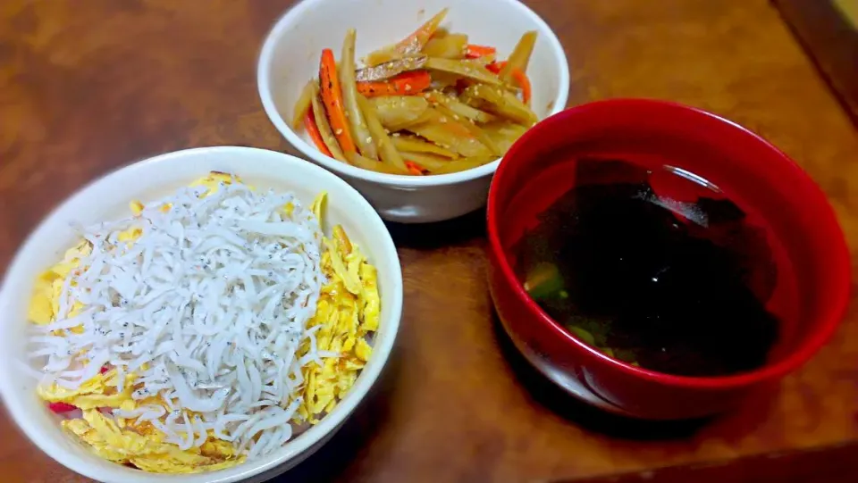 Snapdishの料理写真:釜あげしらす丼とお吸い物|月華さん