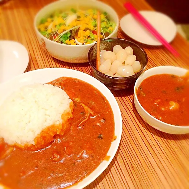 ＊晩ご飯＊ 色々入ったカレー らっきょ 色々サラダ|pinoyamaさん