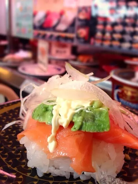 夜は回転寿司でした☆アボカド初めて食べました(^○^)|すぐるぐるさん