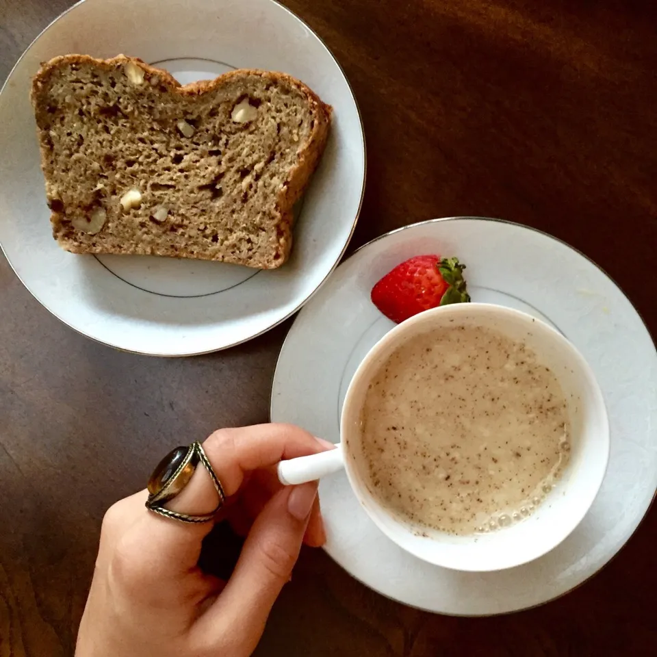 Homemade caramel chai latte with homemade whole grain banana bread.|victoria valerioさん