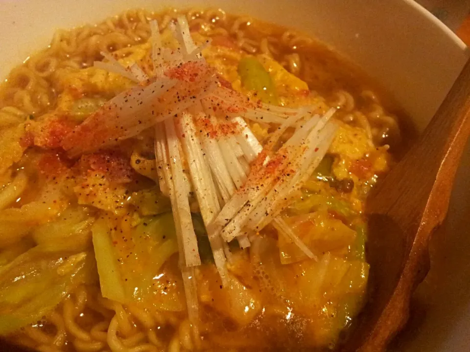 Snapdishの料理写真:サッポロ一番味噌ラーメン☆(キャベツとトマトと一緒にスクランブルエッグにして、乗せ。)|けんさん