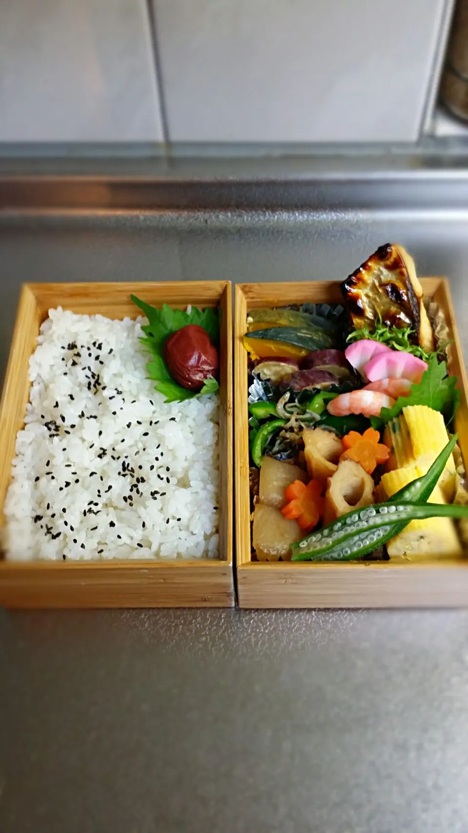 《木曜日のお弁当》🍱

・焼き鯖
・大根、竹輪、人参の煮物
・ネギ入りだし巻き玉子
・ピーマン、ちりめん雑魚マキシマム炒め
・温野菜→かぼちゃ、さつま芋、オクラ

行ってらっしゃい～♡|藤田 まり子さん