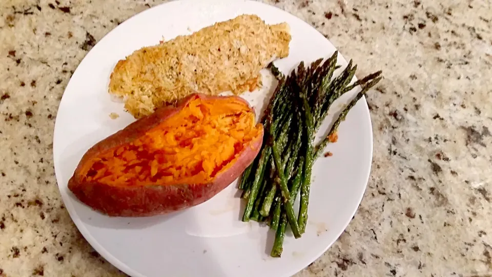 Parmesan crusted Tilapia with baked asparagus and a sweet potato|Michelle Conlanさん