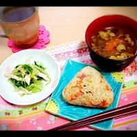 Snapdishの料理写真:＊生姜入り おむすびチャーハン
＊牛スジスープ
＊鶏肉と豆苗のゆず胡椒和え|CHIHIROさん