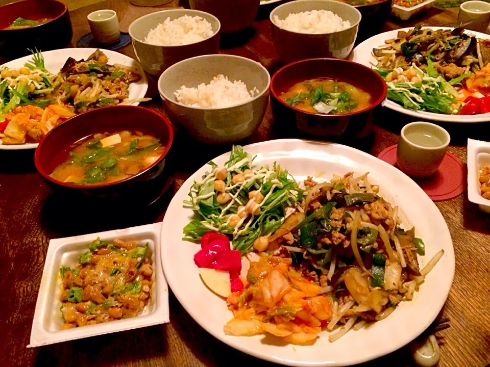 豆腐と葱と茗荷と油揚げのお味噌汁とオクラ納豆と水菜とひよこ豆のサラダと自家製野菜の自家製ピクルスとキムチと豚キムチ茄子もやし炒めと大麦入りご飯と芋焼酎|トキロックさん