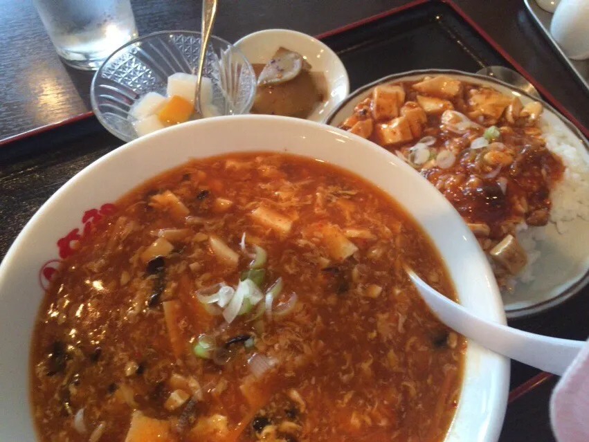 Snapdishの料理写真:【日替定食】スーラータンメン+小麻婆豆腐丼を頂きました。|momongatomoさん