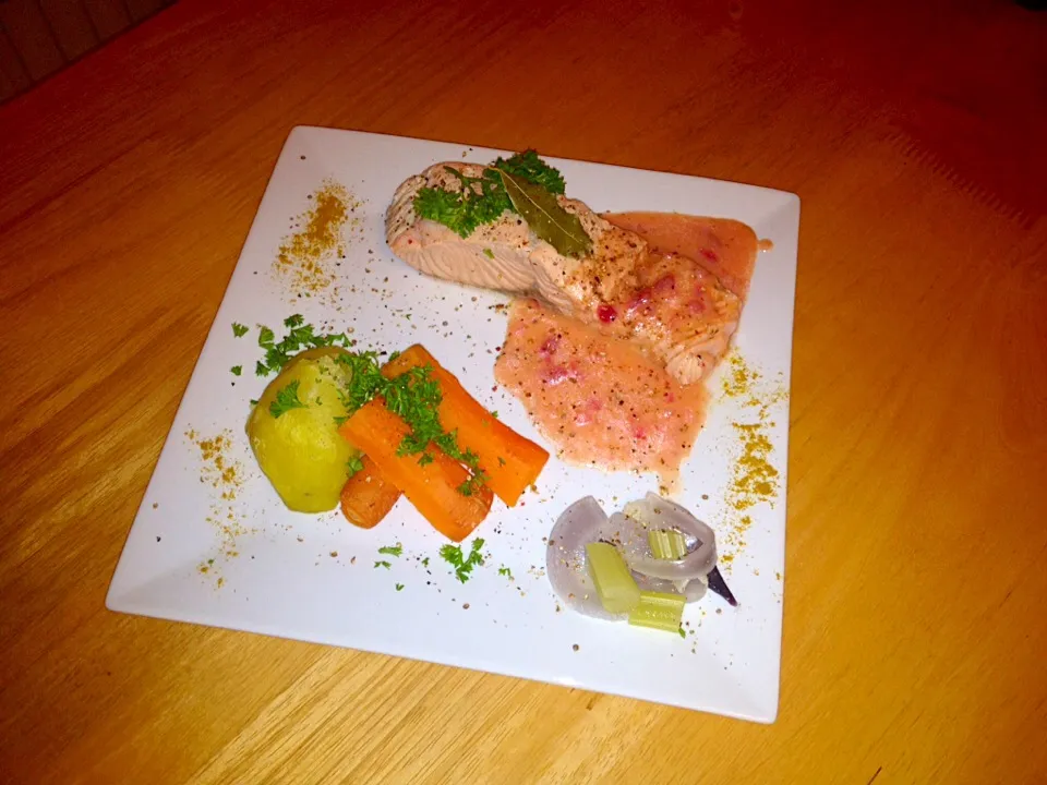 Snapdishの料理写真:Salmon with sauce "beurre blanc"/steamed vegetables|Julien Henryさん