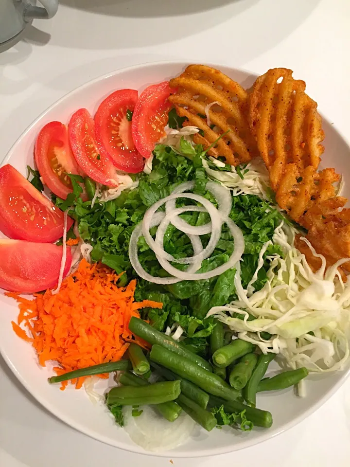 Vegan bowl: crosscut fries, cabbage, lettuce, tomato, onion, green beans, carrots|victoria valerioさん