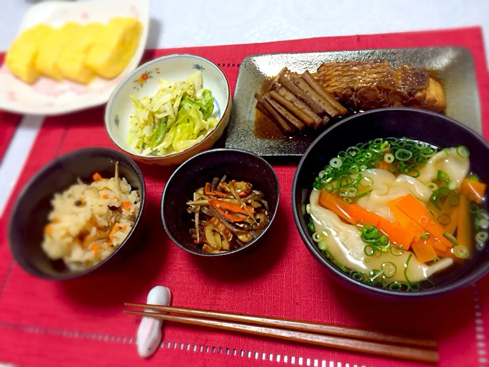 鯛のあら炊き・キャベツのペペロンチーノ風・ワンタンスープ・おでんの残り汁でかやくご飯|まゆさん