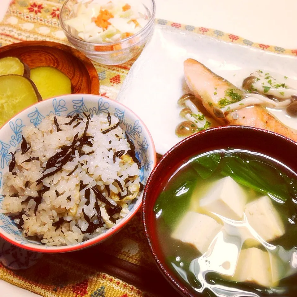 ひじきご飯○鮭の塩焼きあんかけ○さつまいものレモン煮で晩御飯🍙|はなさん