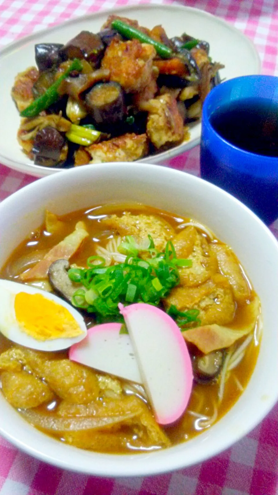 カレー煮麺(素麺･ベーコン･玉葱･油揚げ･椎茸･蒲鉾･ゆで卵･青ねぎ)、鶏つくねと野菜の炒め和え(鶏挽肉･卵･えのき･白ねぎ･茄子･南瓜･舞茸･いんげん)|まあるさん