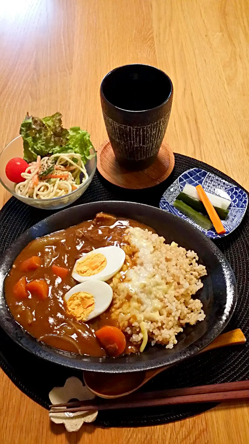 Snapdishの料理写真:2日目牛スジカレー(ゆで卵チーズトッピング)、サラスパ、ピクルス。|Manabu  Yamasakiさん