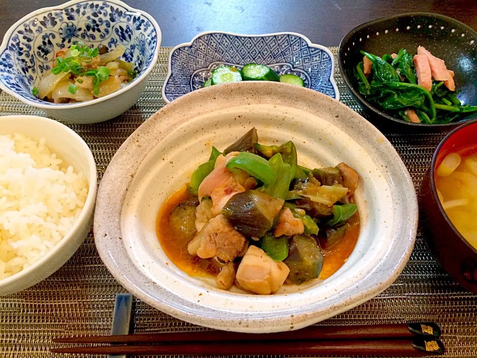 茄子と鶏肉の甘辛味噌炒め   茄子と豚の塩麹炒め   キュウリの浅漬け   ほうれん草のスパム炒め   味噌汁|NAKATAさん