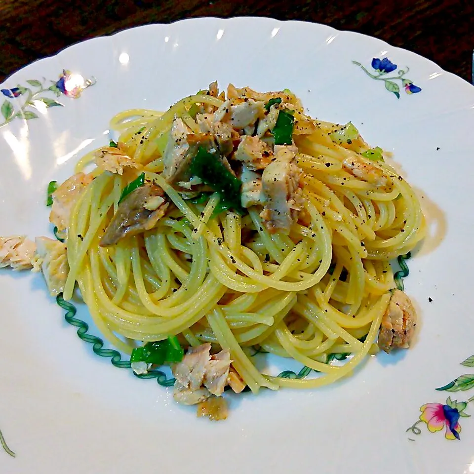 鮭とネギのニンニクバター醤油炒めパスタ♪|takaponさん