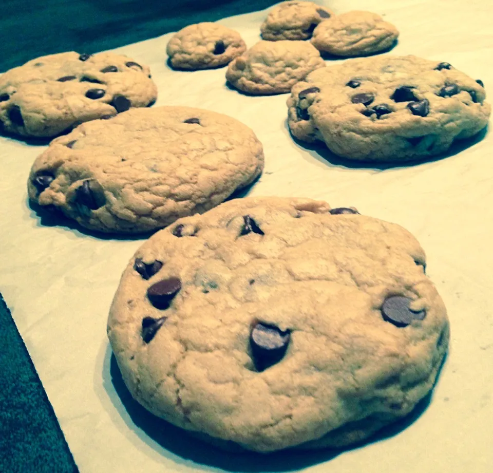 Snapdishの料理写真:Giant chocolate chip cookies|rodolfo gutierrezさん