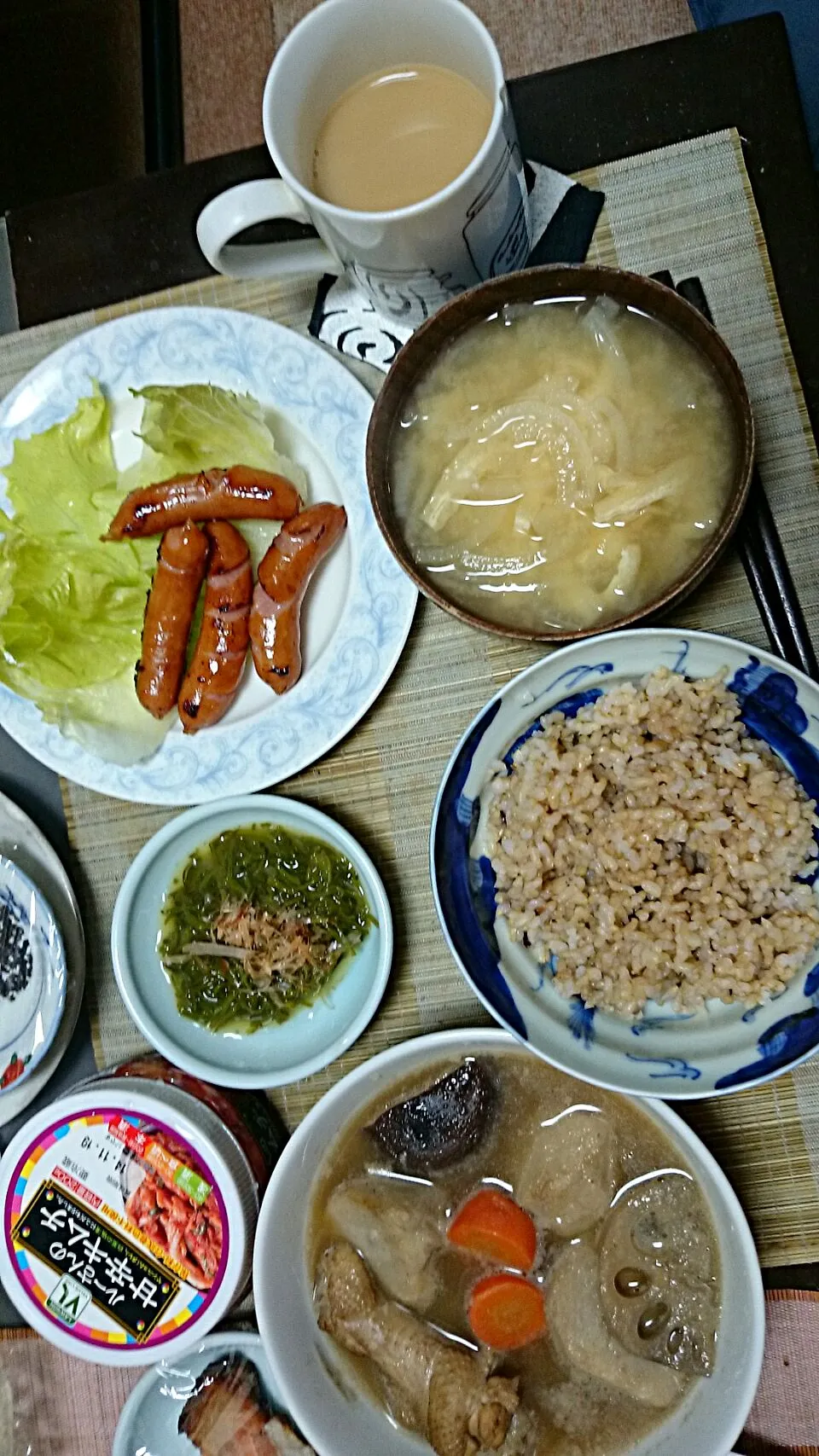 ウィンナソーセージ＆めかぶ＆玉ねぎの味噌汁|まぐろさん