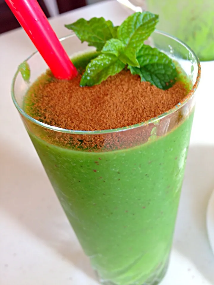 Green smoothie with cinnamon powder topping|viviさん