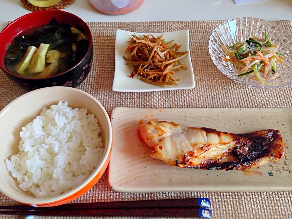 金目鯛西京漬 きんぴら 春雨サラダ 茄子あげワカメの味噌汁|にゃろめさん