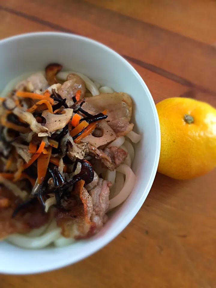 お昼ご飯。豚バラ塩レモン焼とひじきのせうどん。|ayacoさん