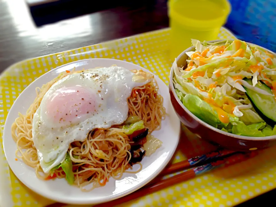 ビーフン 目玉焼き乗せランチ♡|くりちさん