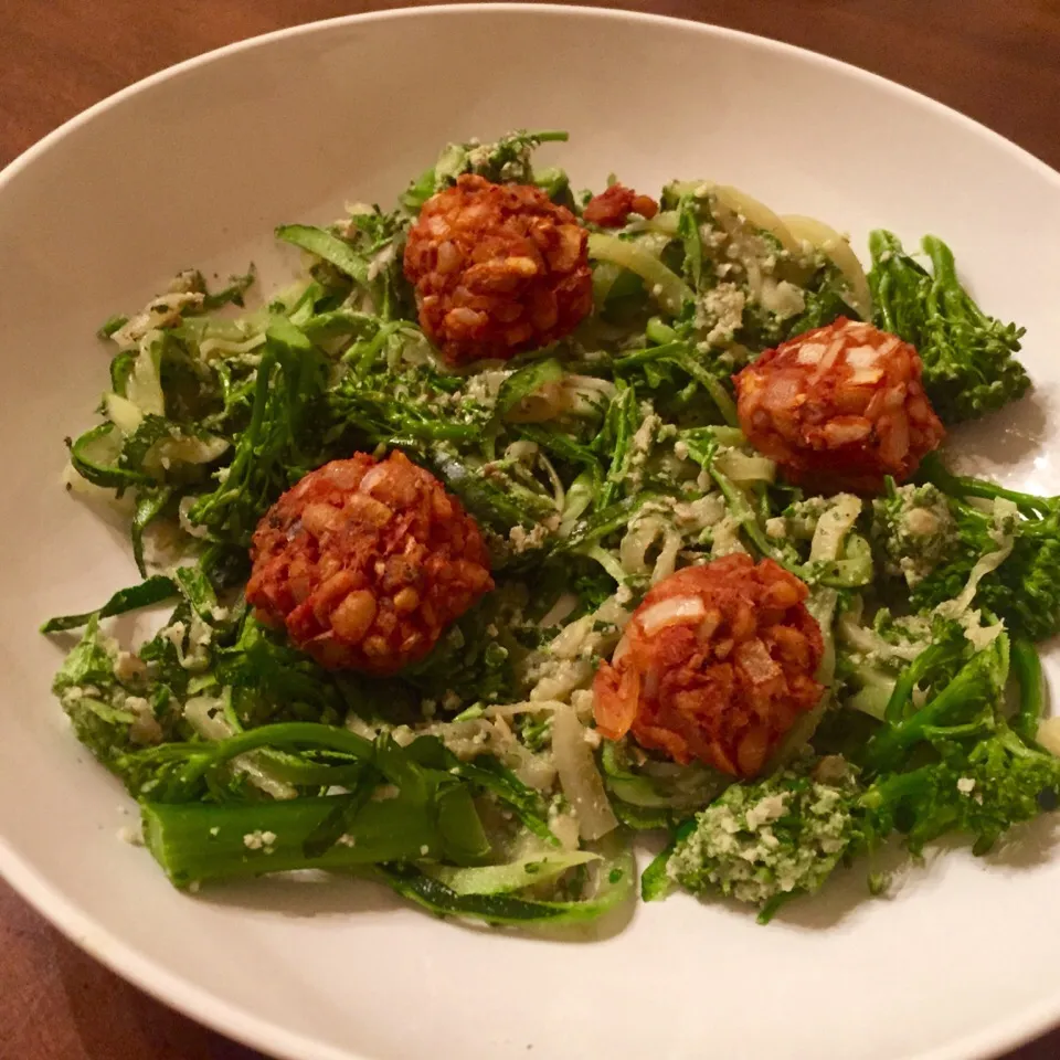 Zucchini pasta with vegan pesto, steamed broccoli and tempeh  meatballs|victoria valerioさん