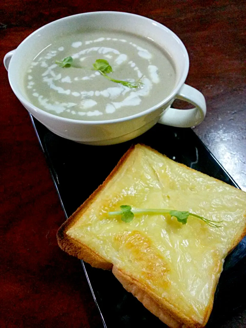 Mushroom and Avocado cream soup with Cheese Toast|Jeab Lertさん