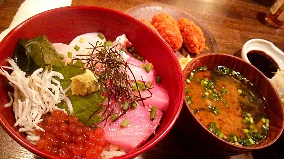 Snapdishの料理写真:賄い飯♪ 海鮮丼、カキフライ。|Gauche Suzukiさん