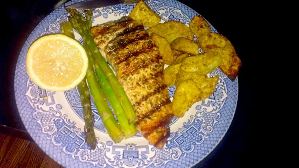 Grilled salmon with a ginger teryaki glaze. flame broiled asparagus and oven roasted seasoned sweet potatoes|Mario Wrightさん