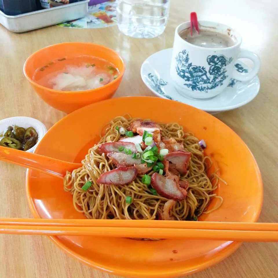 Malaysian Breakfast 🍜 ☕ wantan mee & milo|korinoさん