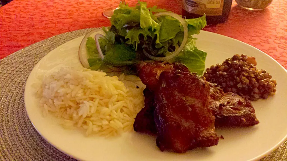 Comida Equatoriana.エクアドル料理。
Fritada con lentejas y ensalda verde, arroz.
フリターダとレンズ豆の煮込みとグリーンサラダ、ご飯(洋米)|Saito  Iwaoさん