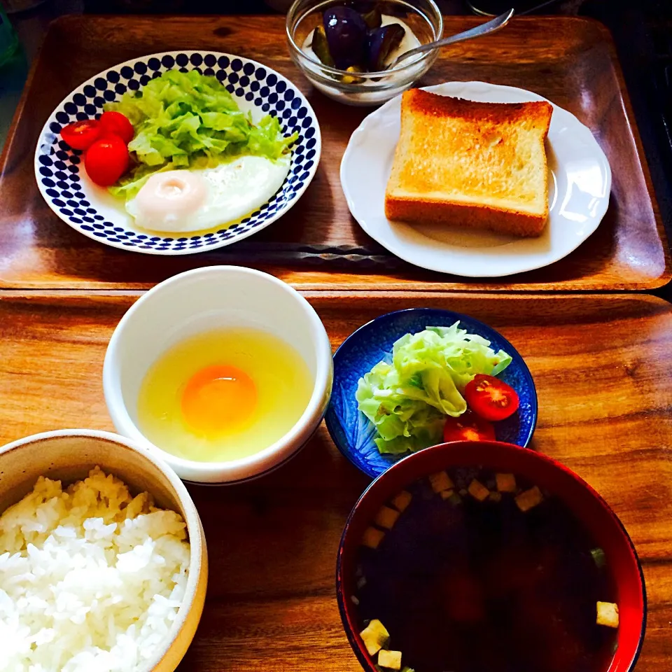 卵かけご飯、キャベツのソテー＆プチトマト、お味噌汁／トースト、目玉焼き、キャベツのソテー＆プチトマト、プルーン＆ヨーグルト|charさん