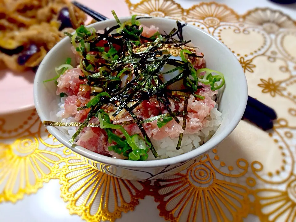 Snapdishの料理写真:手抜き！温玉ネギトロ丼♪|ありさん