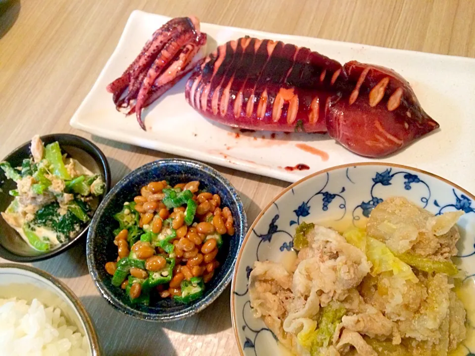 白菜と豚肉のおろし煮、イカ丸焼き、おくら納豆、小松菜のシーチキンマヨ胡麻和え|きむらゆりかさん