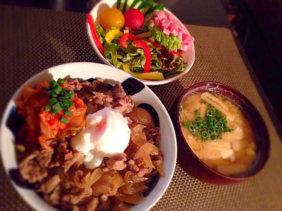 牛丼、サラダ、揚げと豆腐の味噌汁|ayumiさん