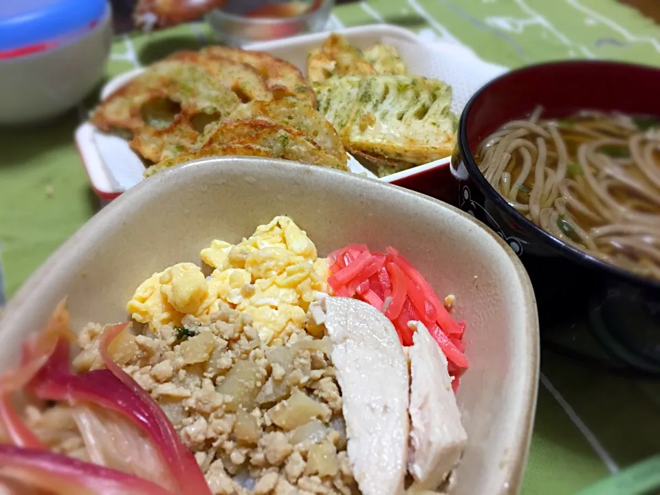 とりそぼろ丼ハーブ、温か蕎麦ハーフ、レンコンとタケノコ磯辺揚げ。|もじゅさん