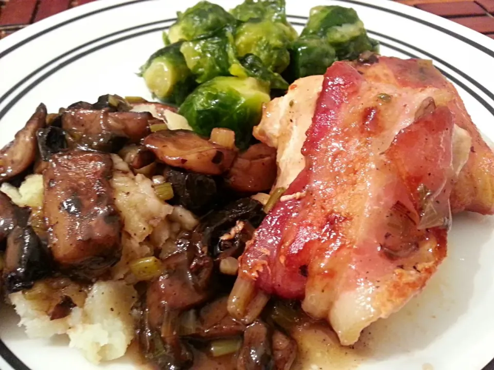 Prosciutto-Wrapped Chicken with Mushroom Marsala Sauce|Melissa Marie Hallさん