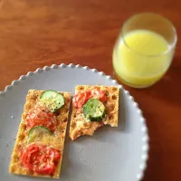 Cracker with cucumber, tomato and cheese!|Evaさん